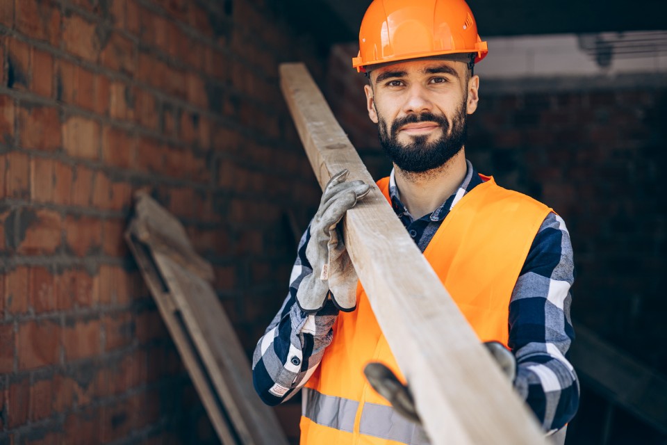 Bauarbeiter mit Balken