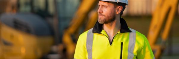 Mann vor Bagger