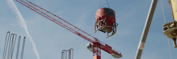 Kran mit Betonkübel