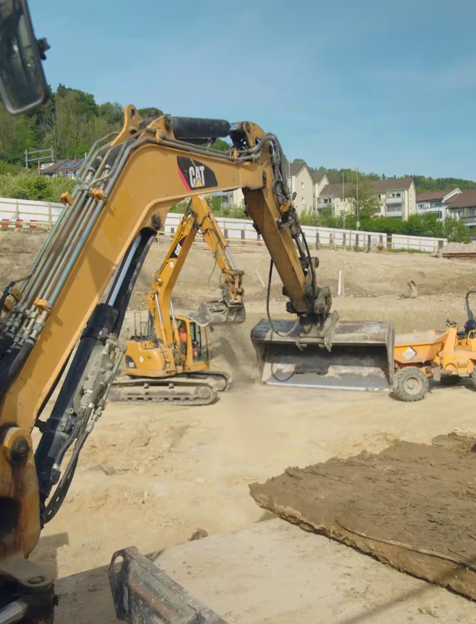 Mehrere Bagger arbeiten auf Baustelle